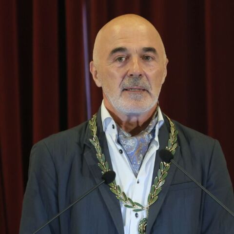 Ο Στάθης Λιβαθινός ο πρώτος σκηνοθέτης του θεάτρου που εισέρχεται στην Ακαδημία Αθηνών, ως πρακτικός του θεάτρου στη νεοσυσταθείσα έδρα «Θεατρικής Τέχνης»