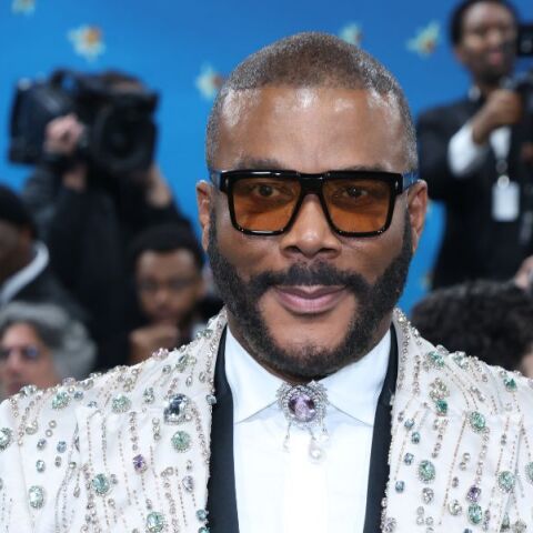 Ο Ντέρεκ Ντίξον μηνύει τον Τάιλερ Πέρι για 260 εκατ. δολάρια, καταγγέλλοντας σεξουαλική κακοποίηση και εκμετάλλευση στον χώρο εργασίας.