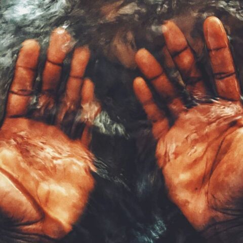 Γιατί ζαρώνουν τα δάχτυλά μας στο νερό και τι αποκαλύπτει αυτό για την υγεία μας