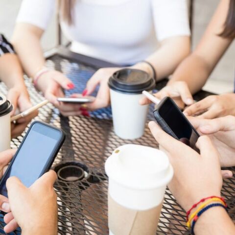 Η εθιστική χρήση οθονών σε εφήβους σχετίζεται με διπλάσιο κίνδυνο αυτοκτονικών σκέψεων και ψυχικής δυσφορίας, δείχνει νέα μελέτη.