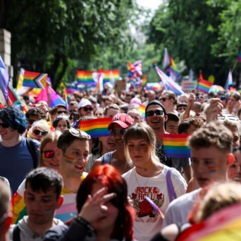 Ευρωβουλευτές στηρίζουν τη ΛΟΑΤΚΙ+ κοινότητα στην Ουγγαρία με την παρουσία τους στο Pride της Βουδαπέστης, κόντρα στις απαγορεύσεις Όρμπαν.