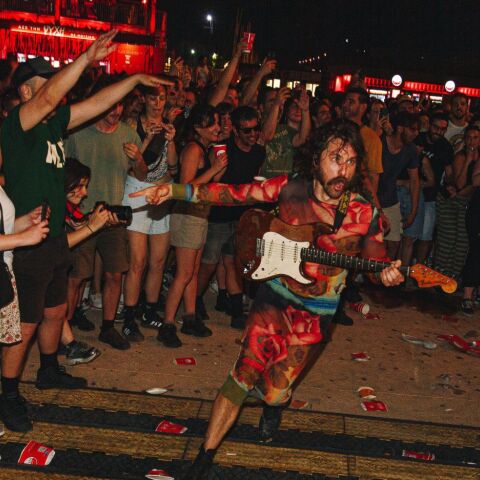 Release Athens 2025: Ανταπόκριση - φωτορεπορτάζ από τις εμφανίσεις των Idles, Glass Beams & Sprints στην Πλατεία Νερού.