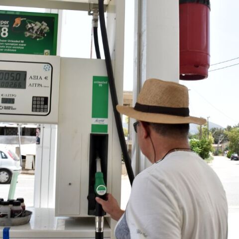 Πάνω από τα 2 ευρώ η τιμή της βενζίνης στα νησιά