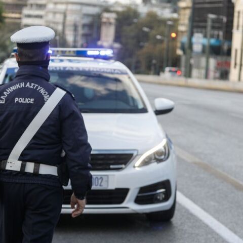 Χαλκίδα: Επιτέθηκε με γροθιές σε αστυνομικό γιατί του ζήτησε δίπλωμα