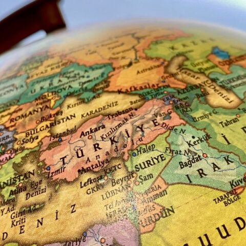 Χώρας πεσούσης παν (άλλο) έθνος ξηλεύεται 