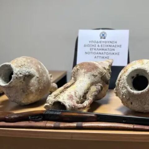 Άλιμος: Εξαιρετικά σπάνιοι και πανάκριβοι ενάλιοι αμφορείς στην κατοχή ενός 53χρονου