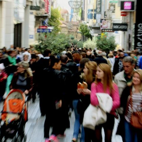 Γυναίκα έπεσε θύμα ληστείας «on air» στην Ερμού - Της άρπαξαν τσάντα αξίας πολλών χιλιάδων ευρώ ενώ κοιτούσε παπούτσια