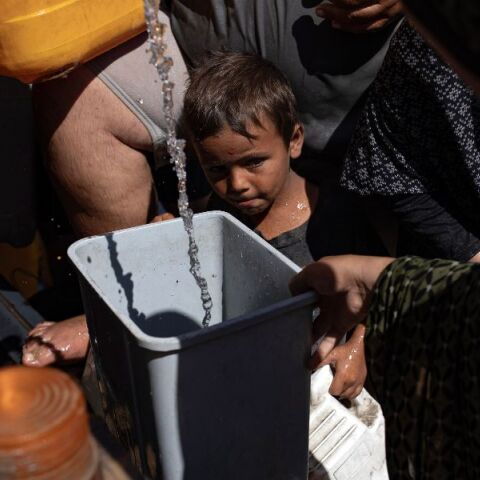 Η Unicef προειδοποιεί πως παιδιά κινδυνεύουν να πεθάνουν από δίψα, καθώς η Γάζα αντιμετωπίζει κατάρρευση των υποδομών και κρίση ανθρωπιστικής βοήθειας.