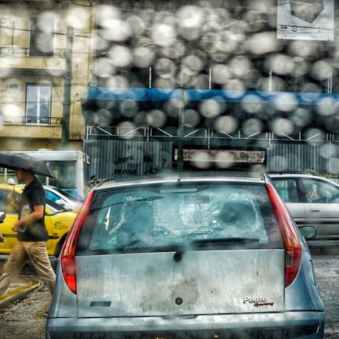 Σταγόνες βροχής πάνω σε παρμπρίζ αυτοκινήτου