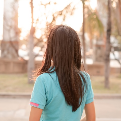 Κοριτσάκι με γυρισμένη την πλάτη στο φακό