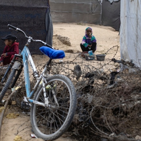 Παιδιά σε χώρο με συρματοπλέγματα στη Γάζα