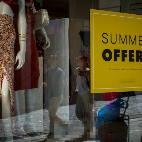 Βιτρίνα καταστήματος με πινακίδα για θερινές εκπτώσεις