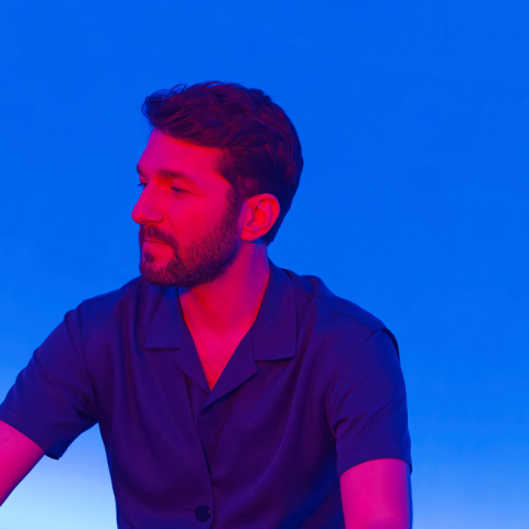 Συνέντευξη με τον Θοδωρή Βουτσικάκη ο οποίος, την Παρασκευή 11 Ιουλίου, ανεβαίνει στον Κήπο του Μεγάρου Μουσικής Αθηνών για μια ξεχωριστή συναυλία, υπό τον τίτλο «Το πρώτο μου τριαντάφυλλο». Μαζί του, στη σκηνή αλλά και στο πνεύμα, η Λίνα Νικολακοπούλου — η σπουδαία στιχουργός με την οποία τον συνδέει πλέον μια ουσιαστική, δημιουργική συνεργασία. 