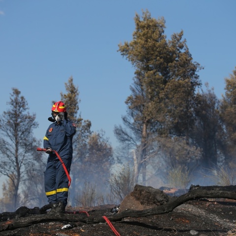 Πυροσβέστης κατά τη διάρκεια κατάσβεσης φωτιάς