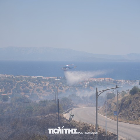 Εικόνα από την επιχείρηση κατάσβεσης της φωτιάς στη Χίο
