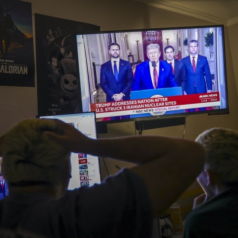 Πολίτες παρακολουθούν το διάγγελμα Τραμπ μετά τους βομβαρδισμούς στο Ιράν