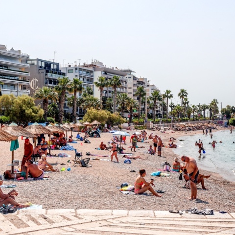 Λουόμενοι σε παραλία της Αττικής