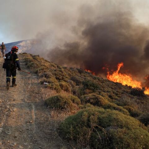 Φωτιά στη Χίο: Ανεξέλεγκτο το πύρινο μέτωπο σε Βροντάδο - Νέα μηνύματα 112 για εκκενώσεις 