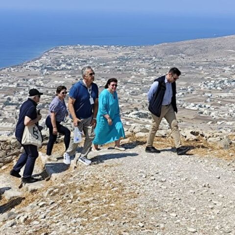 Λίνα Μενδώνη: Αυτοψίες στους αρχαιολογικούς χώρους της Αρχαίας Θήρας και του Ακρωτηρίου Σαντορίνης - Ενημερώθηκε για την πορεία των εργασιών