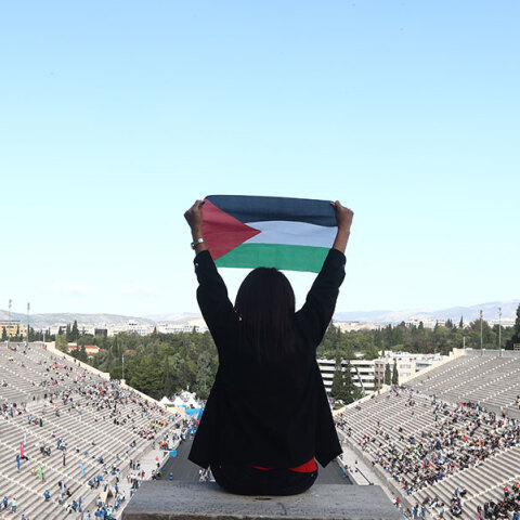 Σε κάθε υπόκλιση, και μια παλαιστινιακή σημαία