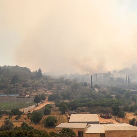 Στο έλεος της φωτιάς η Χίος: Μάχη να μην φτάσουν οι φλόγες στα Μαστιχοχώρια - Στάχτη 62.000 στρέμματα
