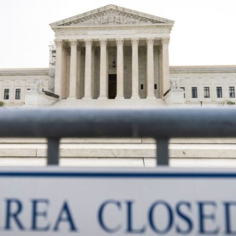 ΗΠΑ: Με ψήφους 6-3, το Ανώτατο Δικαστήριο ανέτρεψε απόφαση που υποχρέωνε την κυβέρνηση Τραμπ να δώσει δικαίωμα υπεράσπισης σε απελαθέντες μετανάστες.