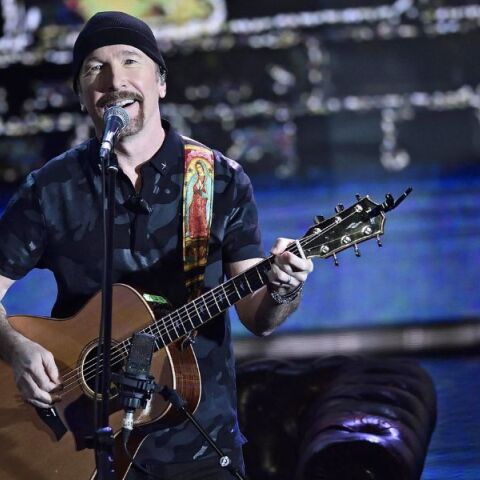 Ο κιθαρίστας των U2 The Edge απέκτησε την ιρλανδική υπηκοότητα 62 χρόνια μετά τη μετεγκατάστασή του στη χώρα, δηλώνοντας βαθιά υπερηφάνεια και συγκίνηση.