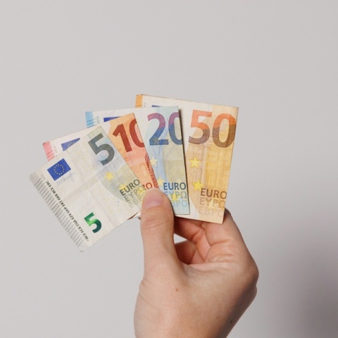 Χέρι κρατά χρήματα