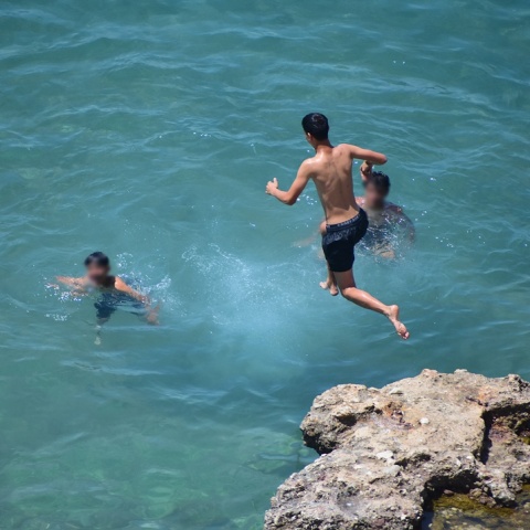 Νεαρά άτομα εκμεταλλεύονται τον καιρό και πηγαίνουν για μπάνιο και βουτιές στη θάλασσα