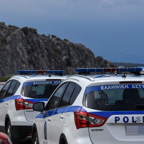 Περιπολικά σε παραλία