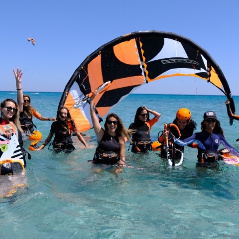 Πώς είναι η καθημερινότητα στα πρωτοποριακά surf camps μόνο για γυναίκες;