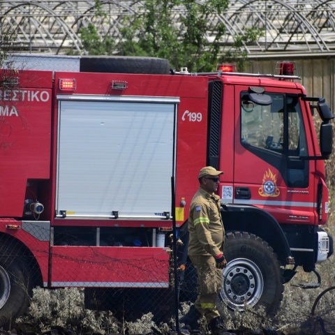 Πυροσβέστης έξω από όχημα - Στιγμιότυπο από την επιχείρηση για την κατάσβεση φωτιάς