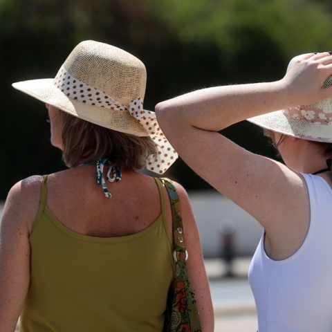 Γυναίκες με καπέλο υπό πολύ υψηλές θερμοκρασίες