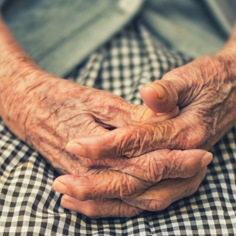 Χέρια ηλικιωμένης - φωτογραφία αρχείου για την υπόθεση απάτης στη Λαμία