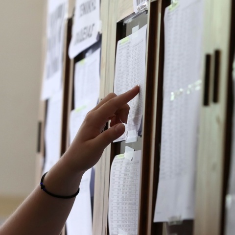 Υποψήφιοι των Πανελληνίων διαβάζουν τα αποτελέσματα έξω από σχολείο