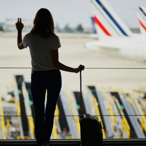 Γιατί δεν πρέπει ποτέ στις πτήσεις να φοράτε κολάν -  Ειδικοί στην αεροπορική ασφάλεια εξηγούν