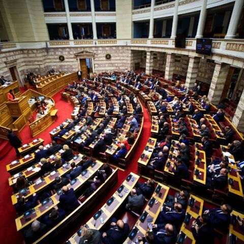 Βουλή: Άρχισε η επεξεργασία του νομοσχεδίου για την προστασία ανηλίκων από προϊόντα καπνού και αλκοόλ - Ποινική ευθύνη και στον μπάρμαν για αλκοόλ σε ανήλικους