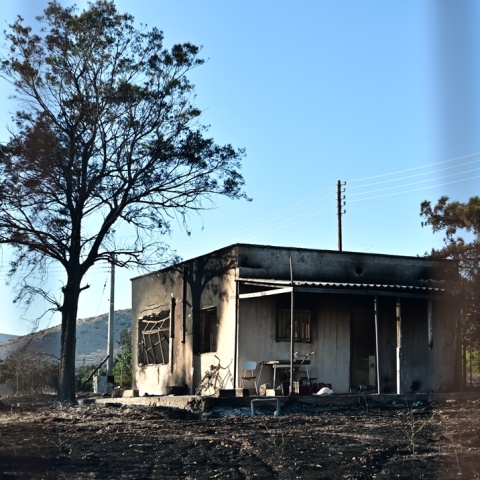 Καμένο σπίτι μετά το πέρασμα της φωτιάς στην Παλαιά Φώκαια