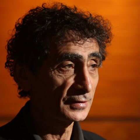 Γκαμπόρ Ματέ: Μια εσωτερική επανάσταση στην καρδιά του Σαρωνικού