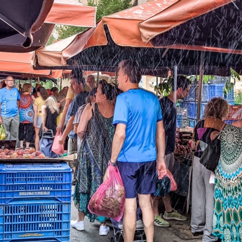 Μπουρίνι βρήκε πολίτες ενώ ψώνιζαν στη λαϊκή