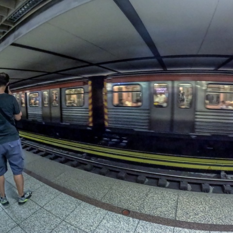 Συρμός του μετρό και άτομο στην αποβάθρα