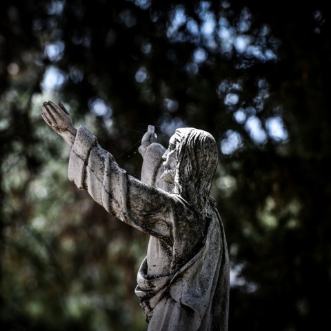 Γλυπτό σε μνήμα νεκροταφείου