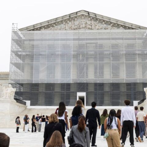 Ανώτατο Δικαστήριο των ΗΠΑ: Τα σχολεία οφείλουν να επιτρέπουν εξαίρεση παιδιών από αναγνώσεις βιβλίων με ΛΟΑΤΚΙ+ περιεχόμενο