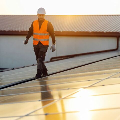 Με ρύθμιση του ΥΠΕΝ, φωτοβολταϊκά σε ταράτσες πολυκατοικιών θα απαιτούν πλέον 51% των συνιδιοκτητών, ενισχύοντας τη συλλογική αυτοκατανάλωση.