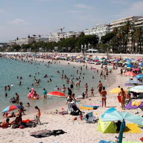 Η Γαλλία απαγορεύει το κάπνισμα σε παραλίες και πάρκα για την προστασία των παιδιών, στο πλαίσιο σχεδίου για «γενιά χωρίς καπνό» έως το 2032.