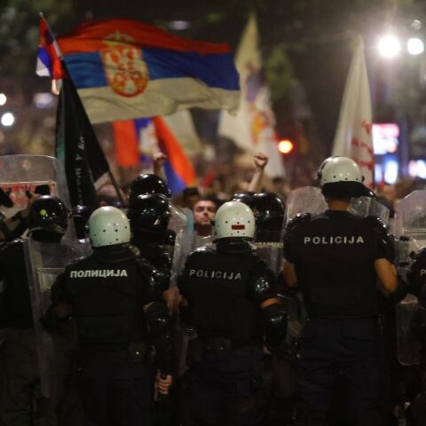 Σερβία: Συγκρούσεις στο Βελιγράδι μεταξύ διαδηλωτών και αστυνομίας - Ζητούν εκλογές και το τέλος της διακυβέρνησης Βούτσιτς - Πάνω από 140.000 στους δρόμους.