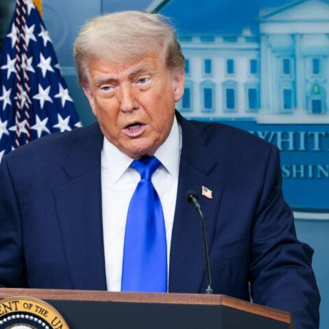 ΗΠΑ: Με ψήφους 51-49, προωθείται το νομοσχέδιο Τραμπ για φόρους, άμυνα και σύνορα - Έντονες αντιδράσεις από Δημοκρατικούς και τον Έλον Μασκ.