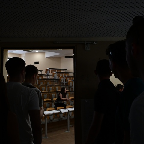 Φοιτητές έξω από αμφιθέατρο