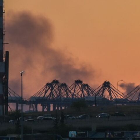 Φωτιά στα Μέγαρα: Μήνυμα του 112 λόγω του τοξικού καπνού - «Κλείστε πόρτες και παράθυρα»