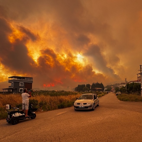 Εικόνα από τη φωτιά στη Σμύρνη